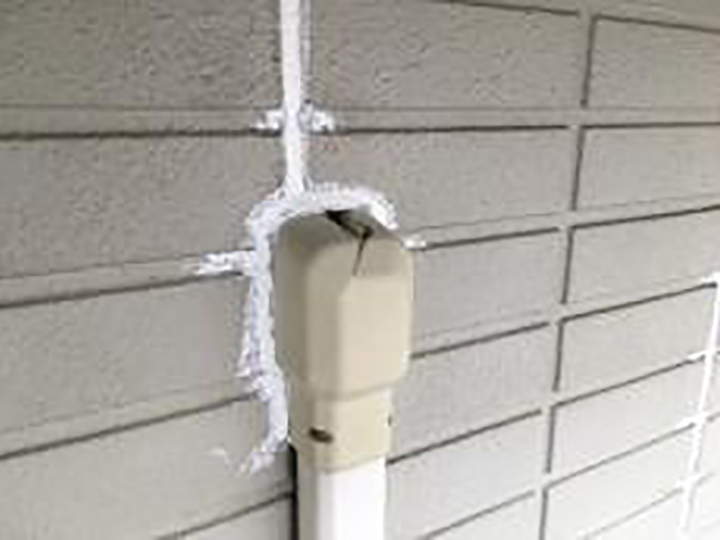 エアコンカバー取合いを新しいコーキングに打ち替えました。