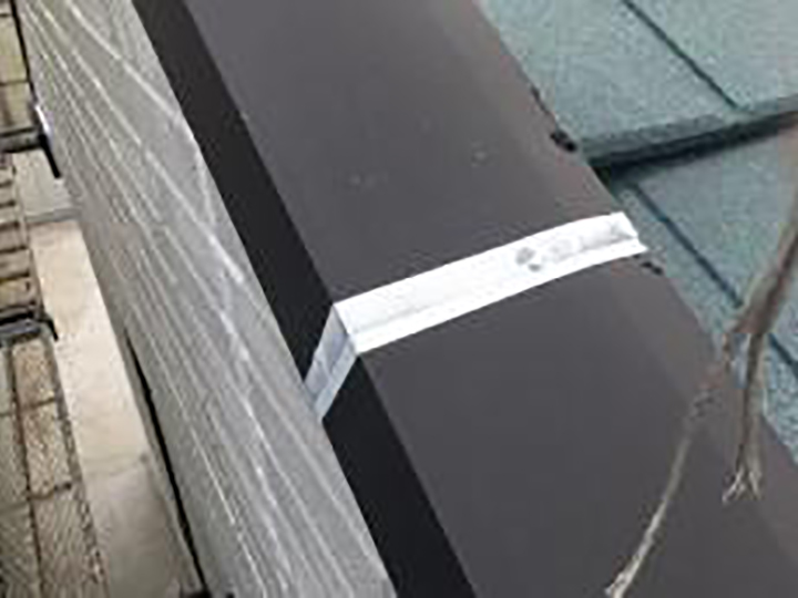 屋根鈑金ジョイント部に新しくコーキングを設置しました。