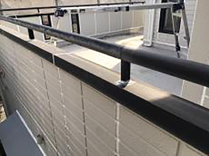 バルコニー笠木取合い等に新しくコーキングを設置しました。