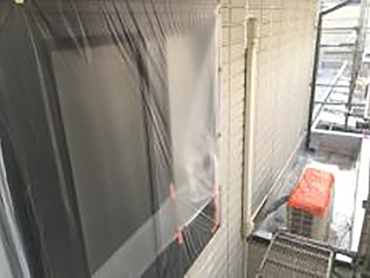 塗装前に窓周り等の開口部に養生を設置していきます。ライン出しにもこだわります！