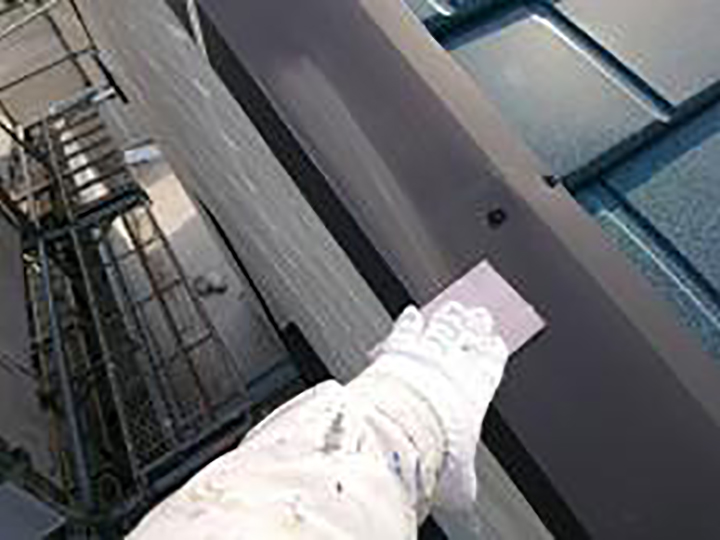 屋根鈑金部の素地を調整します。