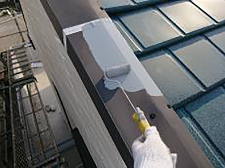 屋根鈑金部にサビ止めを塗布します。