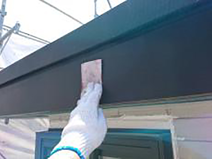 雨樋の素地を調整します。