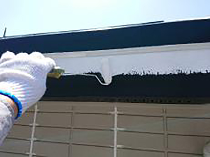 雨樋に専用プライマーを塗布します。