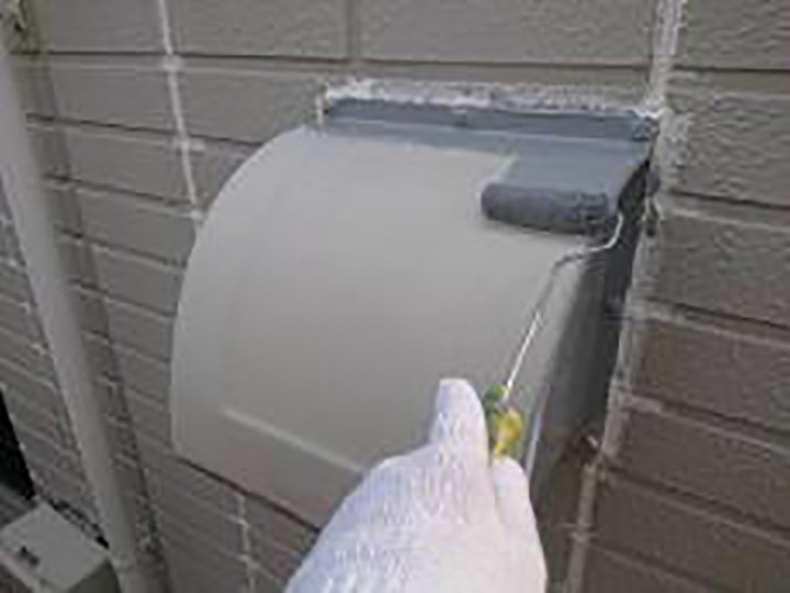 換気フードにサビ止めを塗布します。