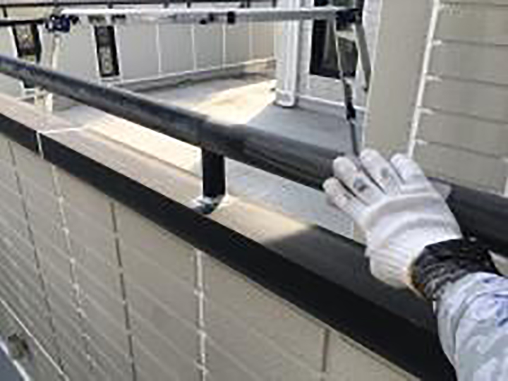 バルコニー笠木・手すりの素地を調整します。