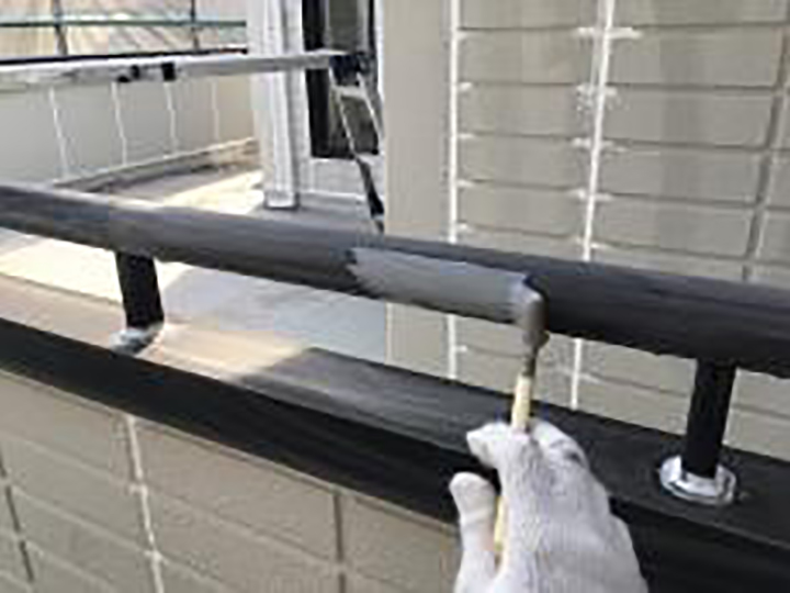 バルコニー笠木・手すりに専用プライマーを塗布します。