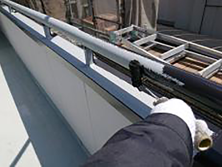 バルコニー笠木・手すり仕上げ1回目を行います。