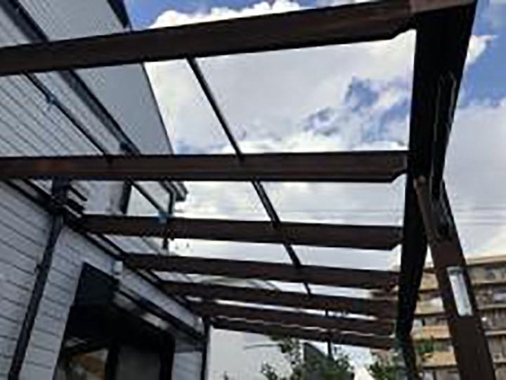 テラス木部を塗装します。