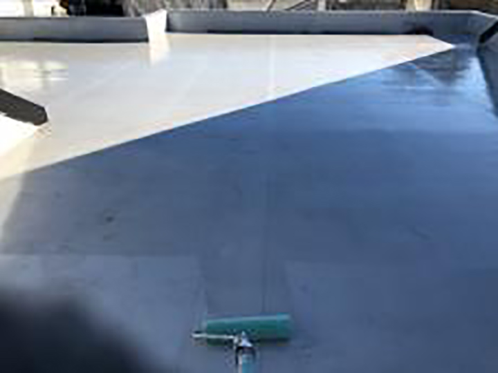 専用プライマーを塗布します。