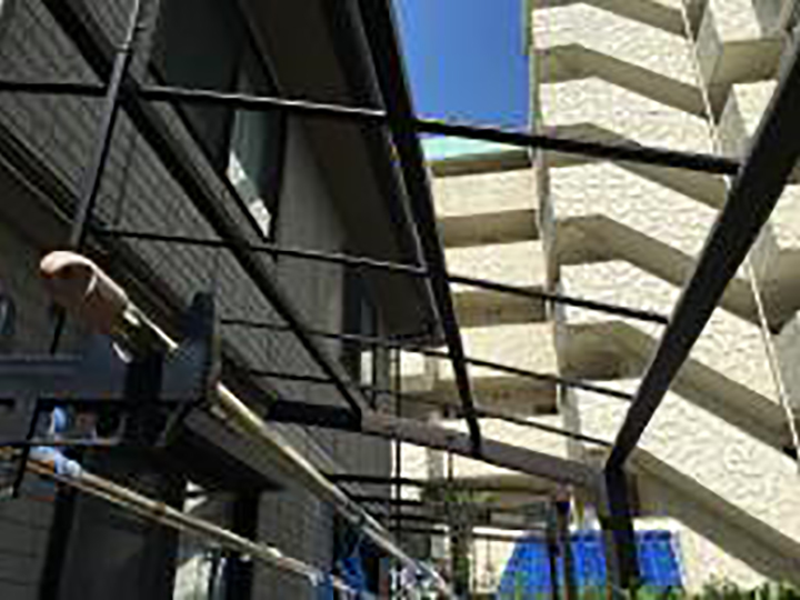 テラス屋根を取外します。