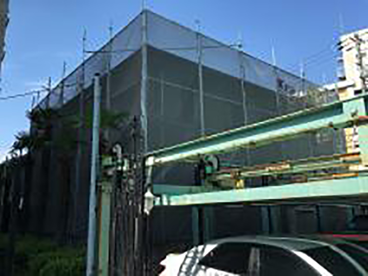 メッシュシートを設置することで塗料などが飛散することを防ぎます。