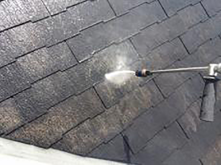 屋根を高圧ジェットで洗浄します。