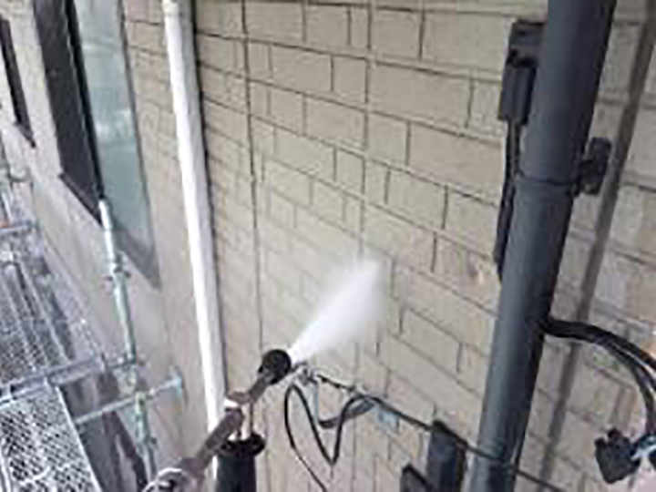 壁を高圧ジェットで洗浄します。