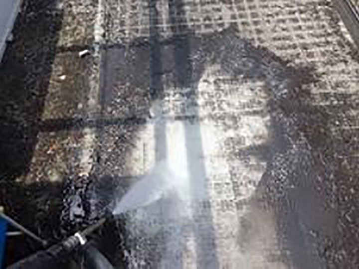 バルコニ―マット取外し後、高圧ジェットで洗浄します。