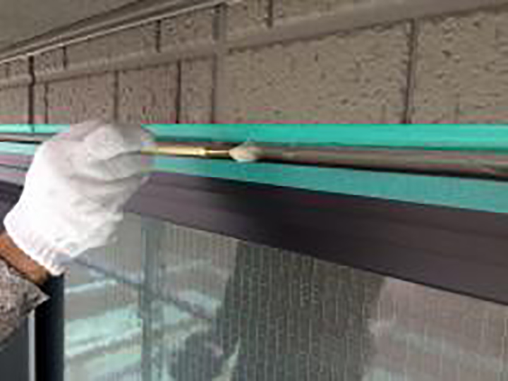 開口部上部に専用プライマーを塗布します。