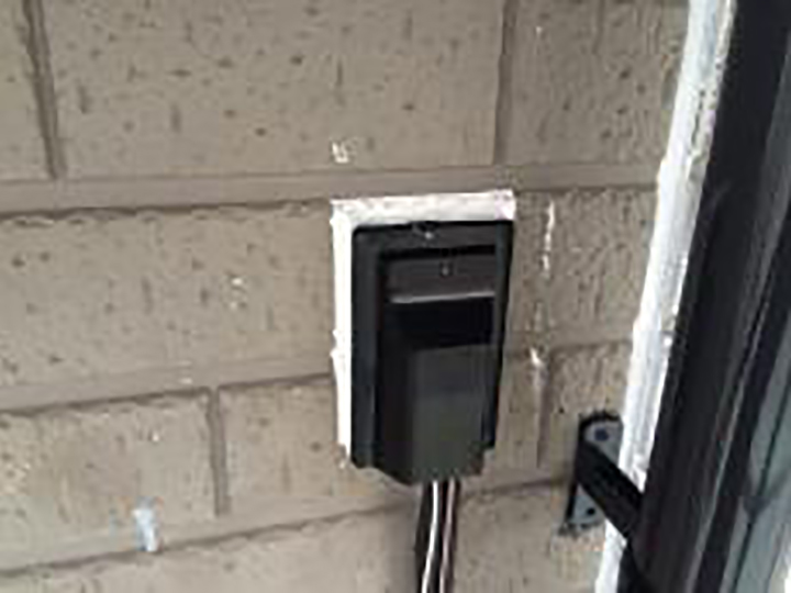 コンセント口を新しいコーキングに打ち替えました。