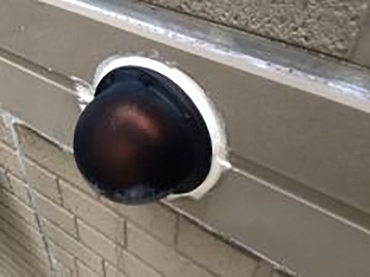 通気口周りを新しいコーキングに打ち替えました。