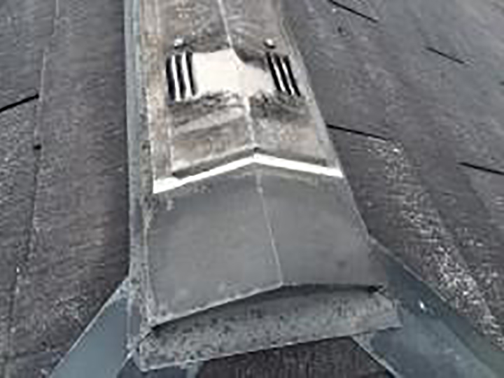 棟換気グリルを新しいコーキングに打ち替えました。