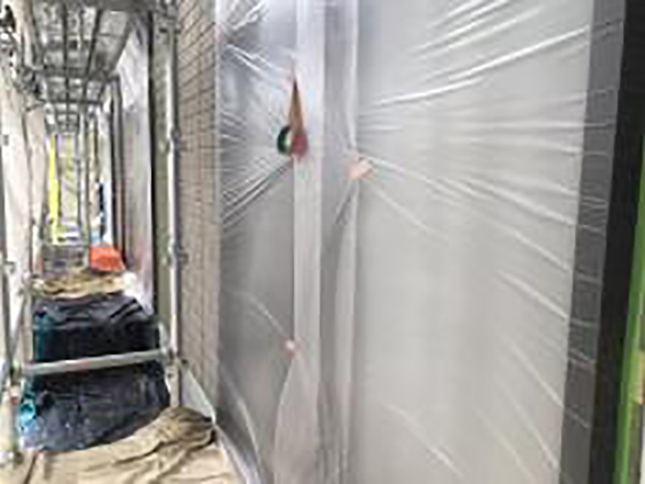 塗装前に窓周り等の開口部に養生を設置していきます。<br />
ライン出しにもこだわります！