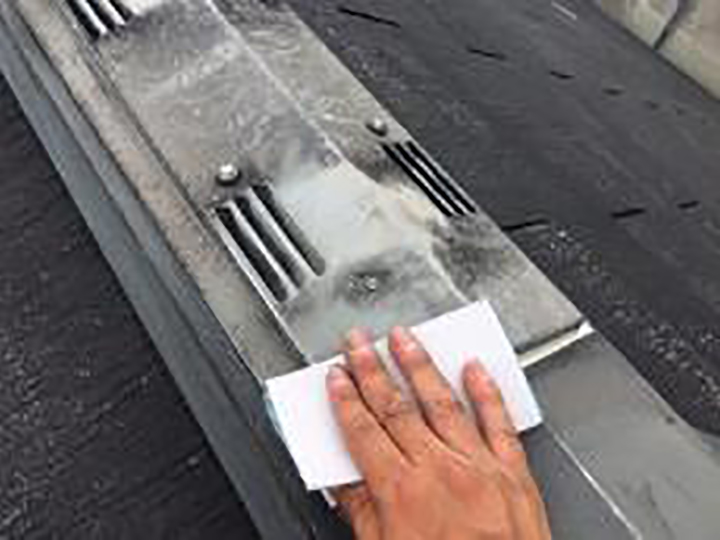 屋根板金包みの素地を調整します。