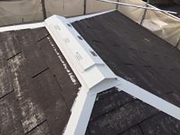 屋根板金包みにサビ止めを塗布します。