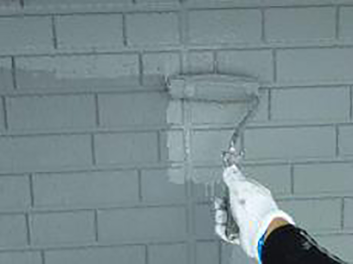 2階を上塗りを行います。