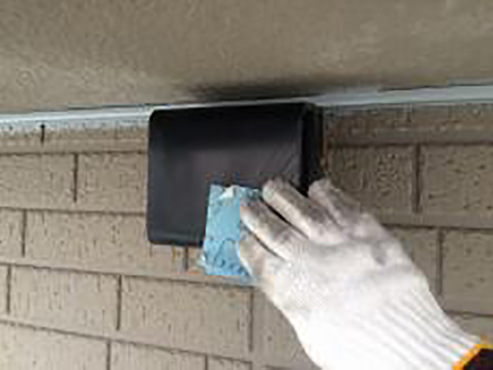 通気口の素地を調整します。