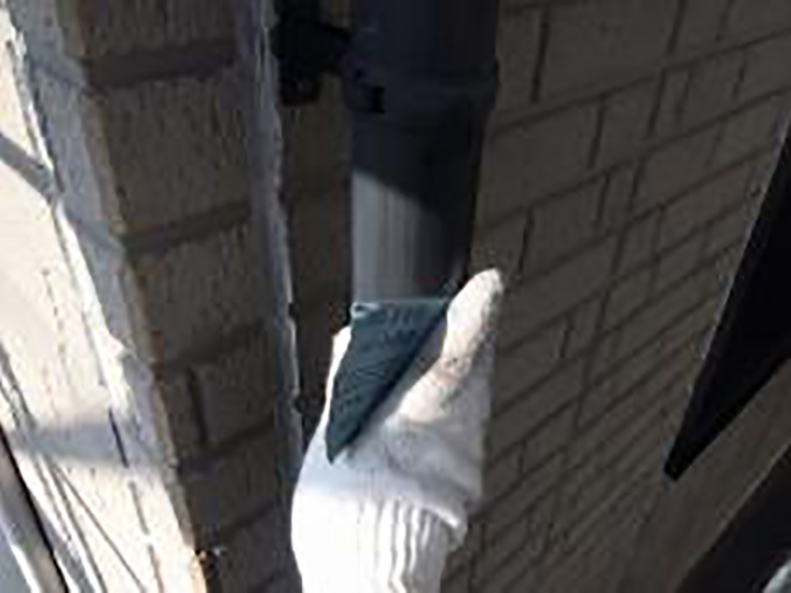 雨樋の素地を調整します。