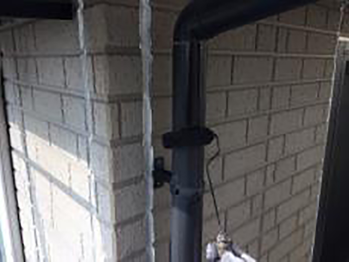 雨樋仕上げ1回目を行います。