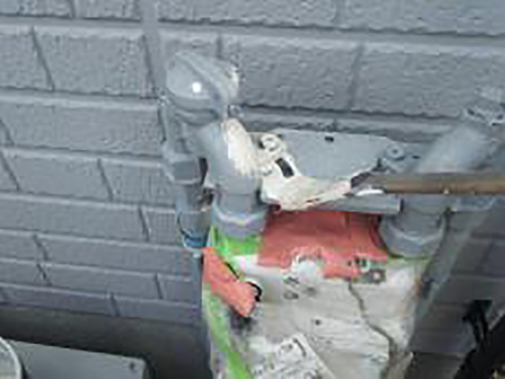 ガスメーターにサビ止め塗布後、仕上げ1回目を行います。