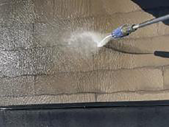 屋根を高圧ジェットで洗浄します。