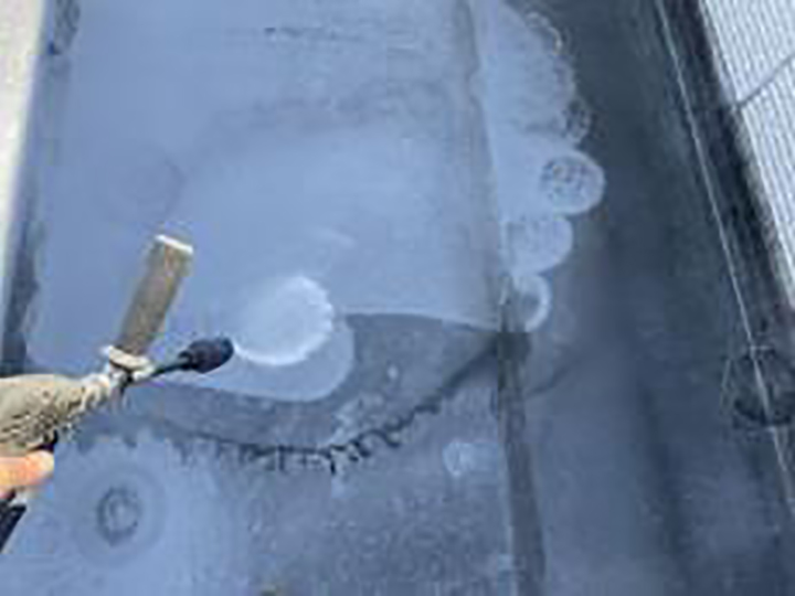 陸屋根を高圧ジェットで洗浄します。