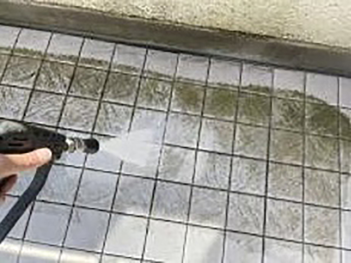 バルコニーマットを高圧ジェットで洗浄します。