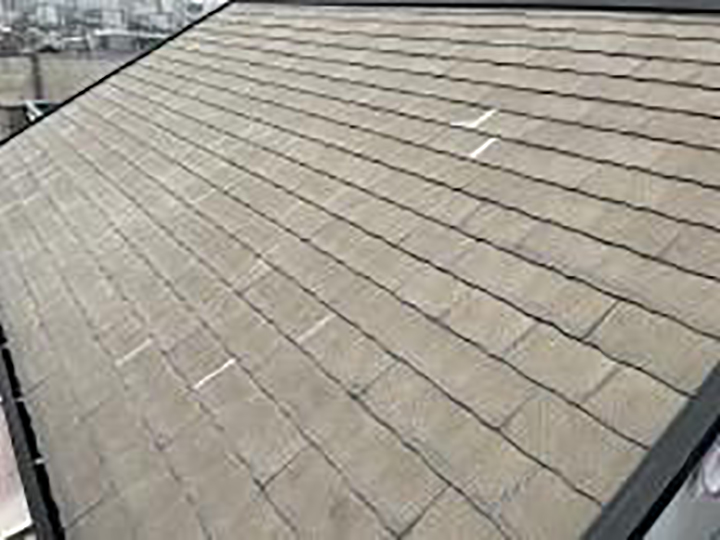 屋根のクラックを補修します。