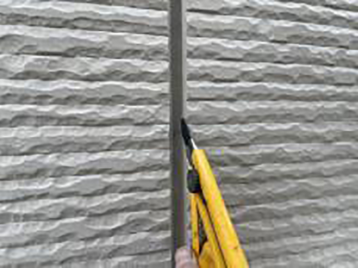 古いコーキングを切り取ります。