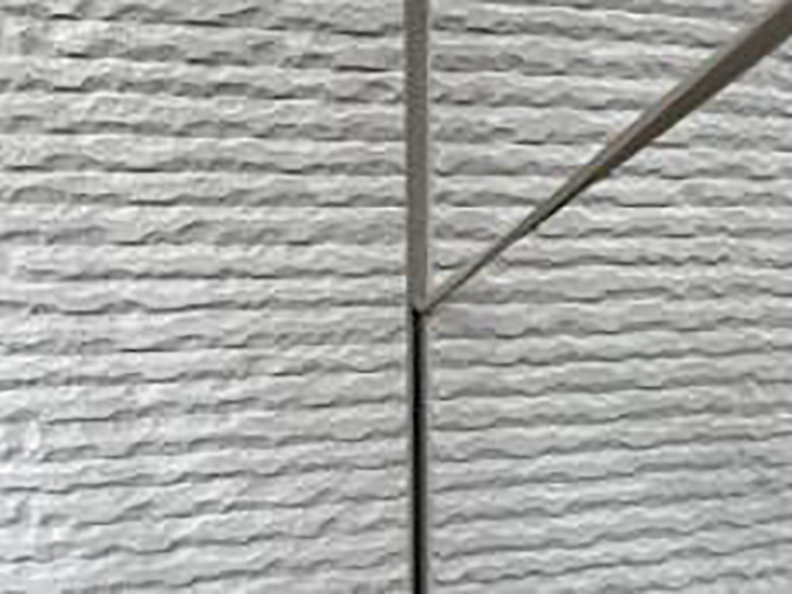 切り取った古いコーキングを撤去します。