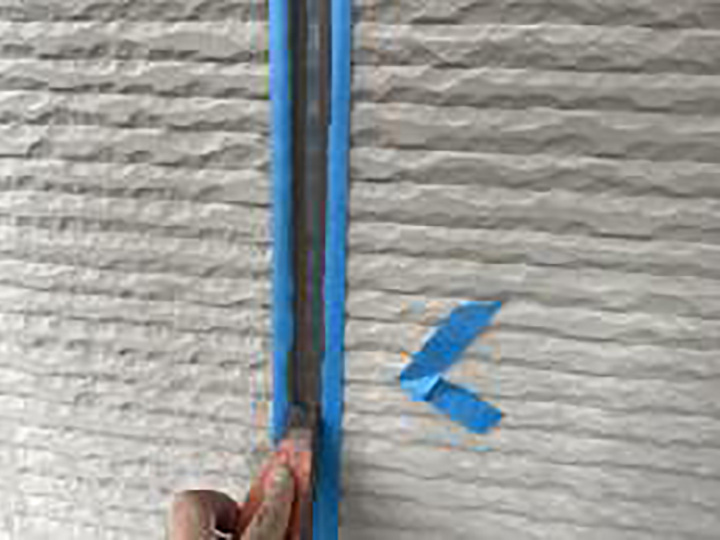 充填したコーキングをヘラ押えします。