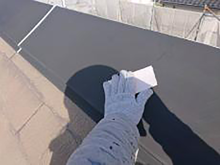 屋根板金包みの素地を調整します。