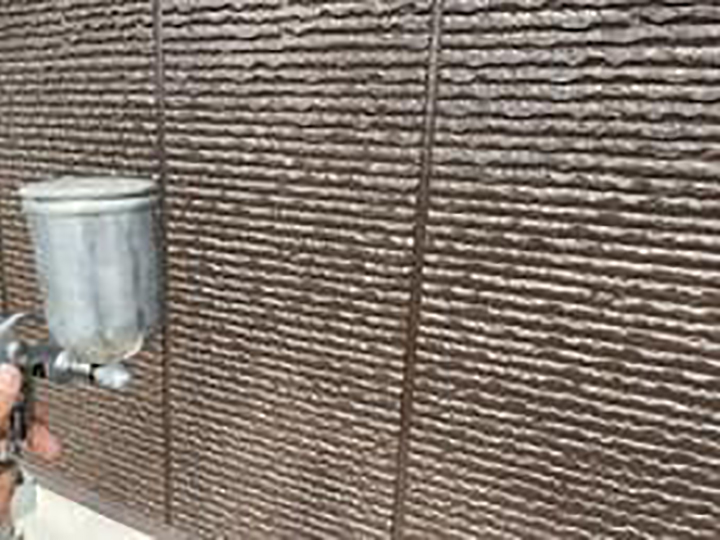 外壁にクリスタルシーズンを塗布します。