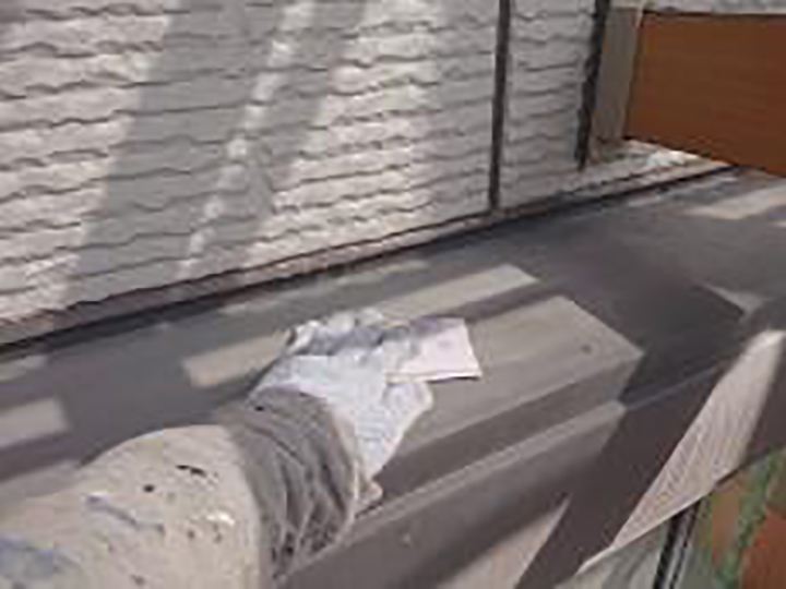 シャッターBOXの素地調整を行います。