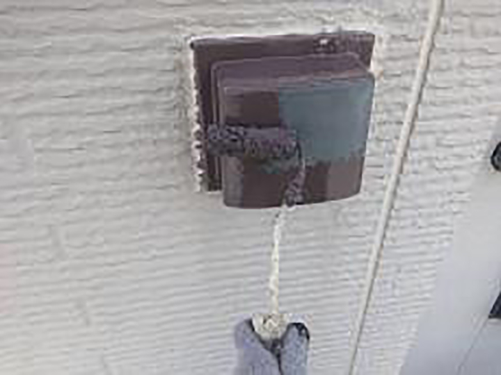 通気口仕上げ1回目を行います。