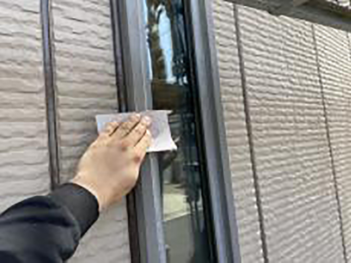 一部窓の素地調整を行います。