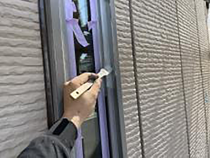 一部窓に専用プライマーを塗布します。