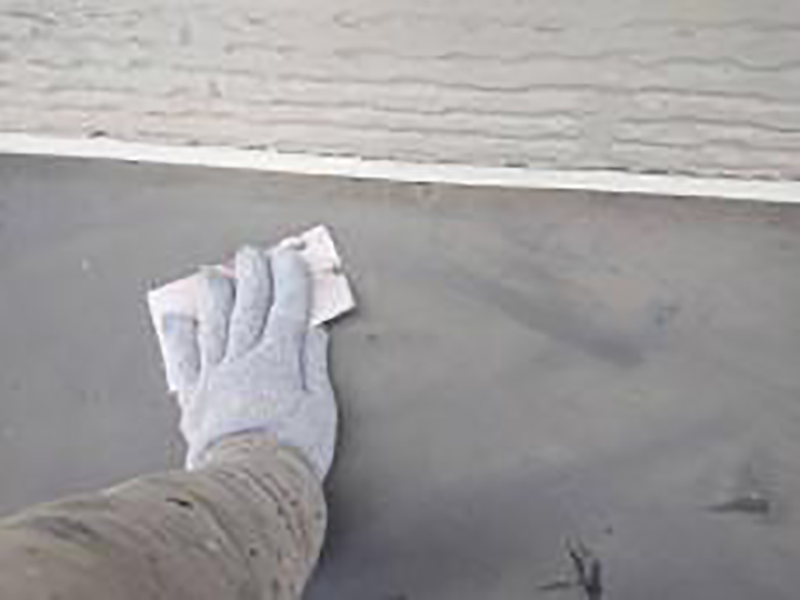 霧除けの素地調整を行います。