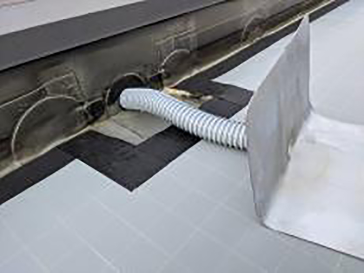 改修ドレンを設置します。