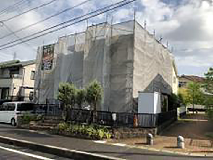 メッシュシートを設置することで塗料などが飛散することを防ぎます。