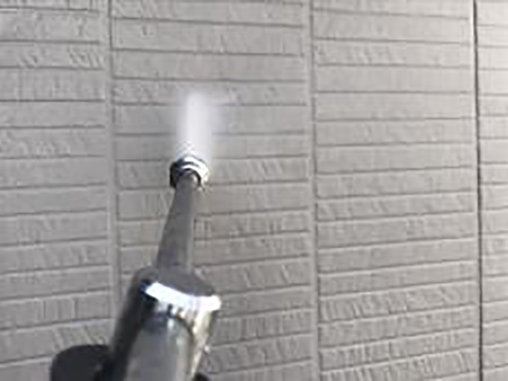 外壁を高圧ジェットで洗浄します。