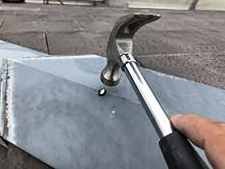 屋根鈑金包みを釘押さえしました。