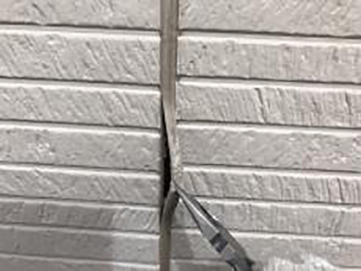 切り取った古いコーキングを撤去します。